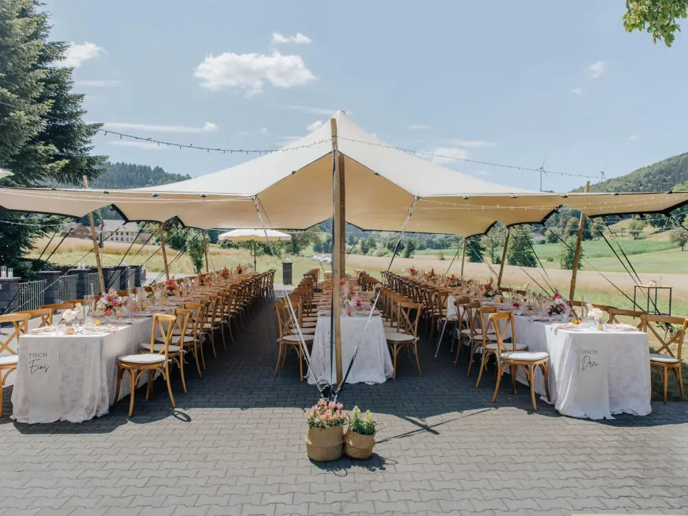 Elegant gedeckter runder Tisch mit Kerzen